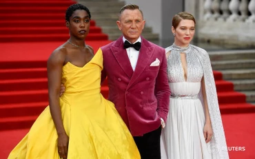 Nam diễn viên Daniel Craig và các nữ diễn viên trong phim tại buổi công chiếu phim. (Ảnh: Reuters)