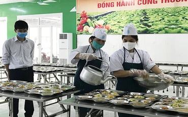 Kiểm tra công tác bảo đảm an toàn thực phẩm tại Trường THCS Dương Nội (quận Hà Đông).