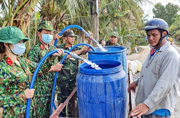 Lực lượng vũ trang tỉnh Tiền Giang vận chuyển, cung cấp nước ngọt cho người dân xã Mỹ Long, huyện Cai Lậy. Ảnh: HỒNG ĐĂNG