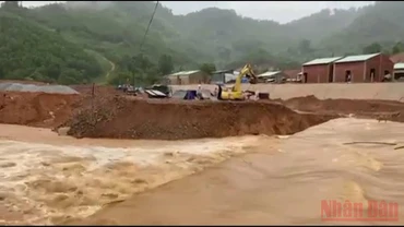 Mưa lũ làm sạt lở tại xã Phước Kim, huyện Phước Sơn, Quảng Nam. (Ảnh: QUỐC VIỆT).