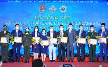 Đồng chí Bùi Quang Huy (thứ 4 từ phải sang trong ảnh) trao Kỷ niệm chương “Vì thế hệ trẻ” tặng lãnh đạo các bệnh viện.