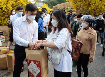 Đại diện lãnh đạo Trung ương Đoàn tặng quà cho các sinh viên trước khi lên xe về quê đón Tết.