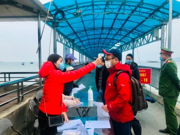 Du khách ra đảo Cô Tô được kiểm tra y tế chặt chẽ. Ảnh chụp vào tháng 3/2021.