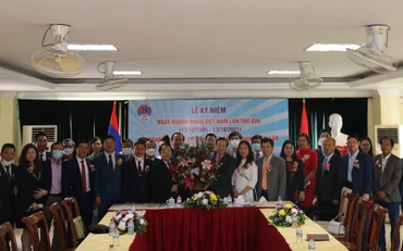 Đại sứ Việt Nam Nguyễn Bá Hùng và doanh nghiệp Việt Nam tại buổi lễ ngày 13/10. Ảnh: XUÂN SƠN.