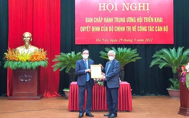Đồng chí Đỗ Văn Chiến trao Quyết định của Bộ Chính trị, phân công đồng chí Lương Quốc Đoàn giữ chức Bí thư Đảng đoàn T.Ư Hội Nông dân Việt Nam. 