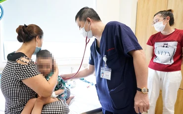 Bé trai đã dần bình phục sau những nỗ lực cấp cứu của các bác sĩ.