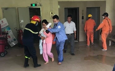 Lực lượng chức năng giải cứu người dân thoát khỏi vụ cháy.