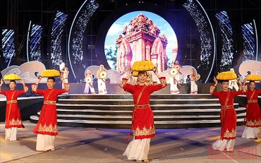 Một trong những tiết mục nghệ thuật mở màn chuỗi sự kiện Nha Trang-Chào hè 2022. 