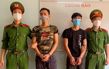Bắt tạm giam 2 đối tượng Huy (áo đen) và Truyền.