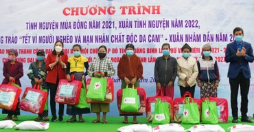 Đại diện các đơn vị của tỉnh Quảng Bình tặng quà cho bà con ở bản Ka Ai, xã Dân Hóa, huyện Minh Hóa.