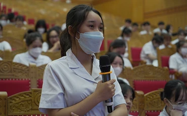 Chia sẻ thông tin với sinh viên về chương trình EPA tại Cao đẳng Y dược Phú Thọ (Ảnh: Dolab).
