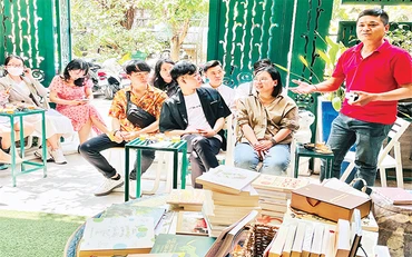 Những người yêu sách trò chuyện về chủ đề phát triển văn hóa đọc trong chương trình giao lưu tại Song Hỷ trà quán.