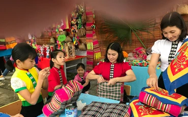 Truyền nghề thêu thổ cẩm nhằm phát triển du lịch tại thị xã Nghĩa Lộ, Yên Bái. (Ảnh: Thanh Sơn)