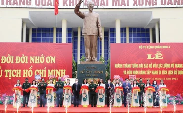 Cắt băng khánh thành công trình văn hóa Tượng đài Bác Hồ với lực lượng vũ trang Quân khu 4. (Ảnh: Phạm Bằng)