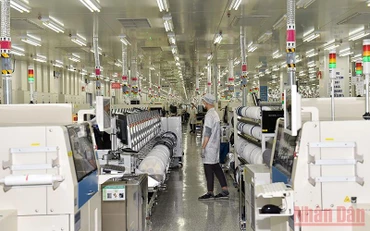 Dây chuyền sản xuất linh kiện điện tử ở Công ty TNHH Samsung Electronics Thái Nguyên. (Ảnh: NHẬT BẮC)