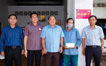 Đại diện lãnh đạo 2 Công ty TNHH MTV Xổ số kiến thiết và Ủy ban Mặt trận Tổ quốc Việt Nam tỉnh Đồng Tháp trao nhà Đại đoàn kết.