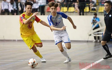 Các cầu thủ futsal thi đấu trận mở màn Giải Thể thao Sinh viên Việt Nam - VUG lần thứ 8, năm học 2020-2021.