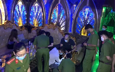 Lực lượng nghiệp vụ phát hiện cơ sở karaoke Gossip có khách bên trong.