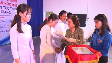 Trao học bổng cho các học sinh người Chăm.