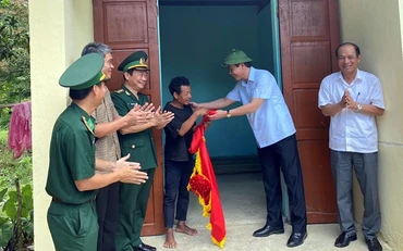 Lãnh đạo tỉnh Quảng Bình bàn giao nhà cho người dân đồng bào dân tộc Rục sau khi sửa chữa, nâng cấp.