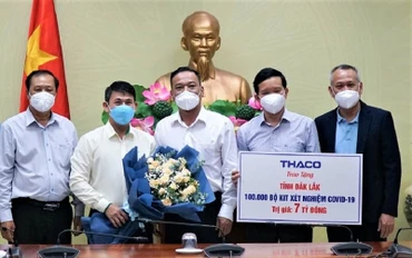Đại diện lãnh đạo Công ty cổ phần ô tô Trường Hải trao tặng 100 nghìn bộ dụng cụ xét nghiệm nhanh SARS-CoV-2 cho tỉnh Đắk Lắk. (Ảnh: Quang Nhật)
