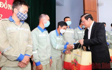 Trưởng Ban Nội chính Trung ương trao quà Tết tặng công nhân lao động Công ty TNHH một thành viên Nhôm Lâm Đồng. 