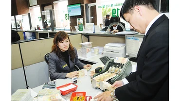 Trong năm 2021, dự trữ ngoại hối tiếp tục được cải thiện. Ảnh: SONG ANH