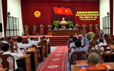 Các đại biểu HĐND TP Cần Thơ biểu quyết thông qua Nghị quyết bố trí vốn cho dự án cao tốc qua địa bàn.