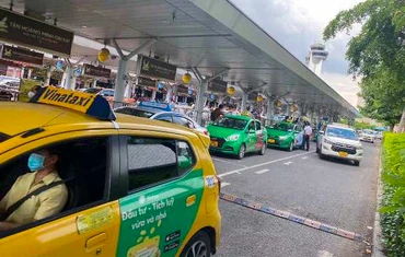 Taxi chờ đón khách tại Cảng hàng không quốc tế Tân Sơn Nhất. (Ảnh: Cục Hàng không Việt Nam)