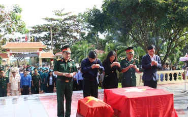 Lễ truy điệu, quy tập hài cốt các liệt sĩ về Nghĩa trang liệt sĩ huyện Đắk Mil cùng đồng đội.