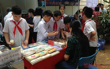 Các em nhỏ hào hứng tham gia nhiều hoạt động tại Ngày hội sách ở Thư viện Quốc gia năm 2017.