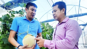 Anh Kiệt (bên trái) và cộng sự vui mừng với thành phẩm thu được.