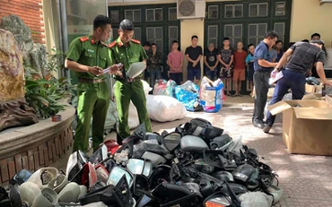 Tang vật vụ án trộm cắp, tiêu thụ phụ tùng ô-tô mà lực lượng cảnh sát hình sự Công an TP Hà Nội đã triệt phá. Ảnh: HOÀNG TUẤN