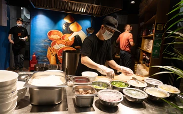 Đầu bếp Nguyễn Văn Phong tại quán “Phở Bò”.