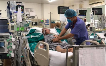 Bệnh nhân nam 71 tuổi đang được điều trị tích cực do tình trạng kháng kháng sinh. 