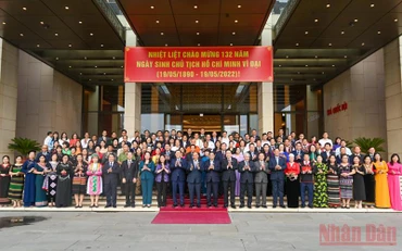 Chủ tịch nước Nguyễn Xuân Phúc, Thủ tướng Phạm Minh Chính, Chủ tịch Quốc hội Vương Đình Huệ cùng các đồng chí lãnh đạo Đảng, Nhà nước và các đại biểu Quốc hội là người dân tộc thiểu số.