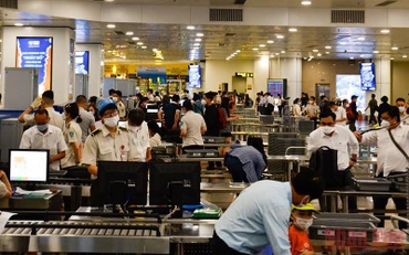 Sân bay Nội Bài đón 70 nghìn lượt khách ngày 30/4.