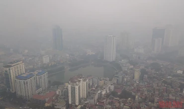 Khu vực trung tâm thành phố Hà Nội chìm trong bầu không khí đặc quánh của sương mù và bụi bẩn, cộng với mức độ ô nhiễm không khí cao. (Ảnh: Thành Đạt)