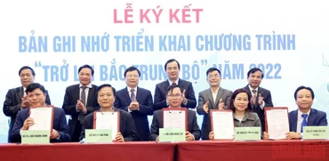 Lễ ký kết triển khai Chương trình “Trở lại Bắc Trung Bộ” giữa CLB Lữ hành UNESCO Hà Nội và Sở Du lịch, Sở Văn hóa - Thể thao và Du lịch, doanh nghiệp du lịch các tỉnh: Thanh Hóa, Nghệ An, Hà Tĩnh, Quảng Bình. (Ảnh: Đình Tuyên)