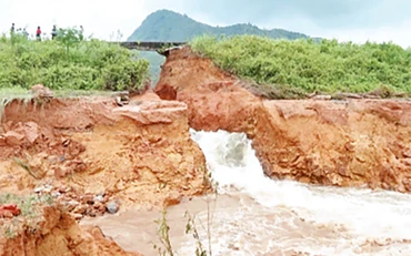 Đập Đẩm Thìn, xã Cấp Dẫn, huyện Cẩm Khê, tỉnh Phú Thọ có dung tích 600 nghìn m3 bị vỡ tháng 5-2020 gây thiệt hại hoa màu của nhân dân.