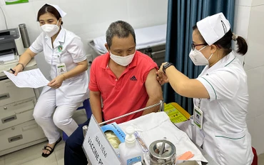 Tiêm vaccine nhắc lại phòng Covid-19 tại Bệnh viện Lê Văn Thịnh, thành phố Thủ Đức, sáng 14/6.
