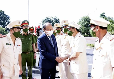 Chủ tịch nước Nguyễn Xuân Phúc với cán bộ Trại giam Ngọc Lý. (Ảnh: TTXVN)