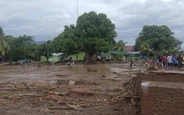 Ngôi làng tại khu vực Đông Flores, Indonesia, hoang tàn sau lở đất và lũ quét, ngày 4-4. (Ảnh: AP)