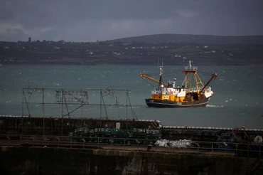 Thuyền đánh cá Billy Rowney rời Cảng Newlyn, Anh. Ảnh: Reuters.