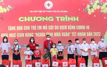 Trao quà cho trẻ mồ côi vì Covid-19 và gian hàng “Nghĩa tình mùa xuân” tại thành phố Hồ Chí Minh (Ảnh: VNRC).