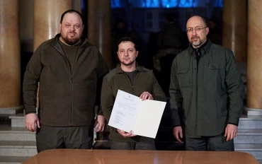 Tổng thống Ukraine Volodymyr Zelensky ký văn bản chính thức đề nghị cho Ukraine gia nhập Liên minh châu Âu, Kiev, Ukraine, ngày 28/2/2022. (Ảnh: Reuters)