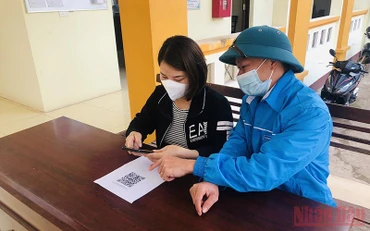 Hướng dẫn người dân quét mã QR tại bộ phận tiếp nhận và trả kết quả UBND Bảo Sơn, huyện Lục Nam.