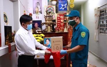 Bộ Tư lệnh TP Hồ Chí Minh là đơn vị được UBND TP giao phối hợp xử lý thi hài và tro cốt bệnh nhân Covid-19 tử vong trên địa bàn. Trong ảnh: Dân quân tự vệ bàn giao tro cốt cho một gia đình có người chết vì Covid-19 trên địa bàn thành phố.