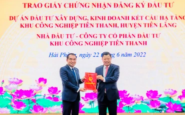 Trưởng Ban Quản lý Khu kinh tế Hải Phòng trao giấy chứng nhận đầu tư cho CTCP đầu tư KCN Tiên Thanh, tổng vốn đầu tư gần 4.600 tỷ đồng.