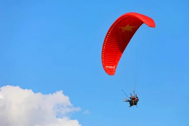 Ngắm nhìn PuTaLeng từ trên cao bằng dù lượn (Ảnh: BTC cung cấp)